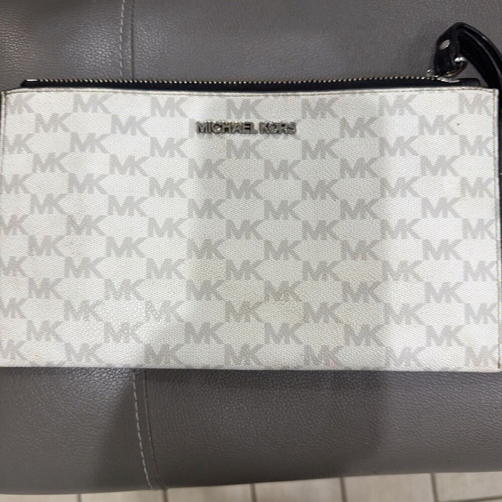 Michael Kors Jet Set Large Travel  Wallet Zip Wristlet